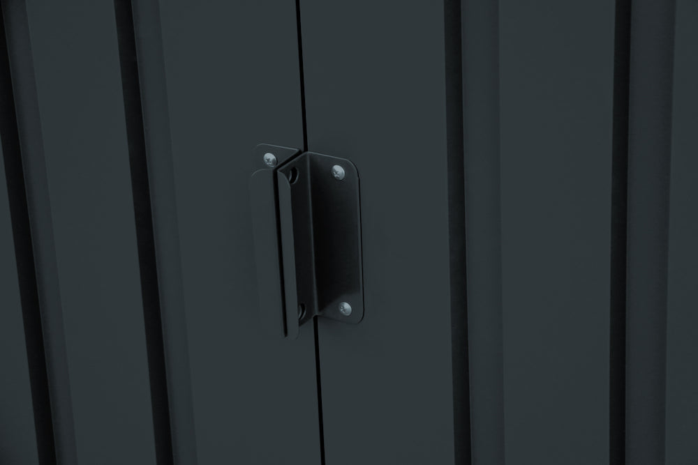 Metal garden shed with skylight, 2.52 x 1.74 m and double entry sliding doors.