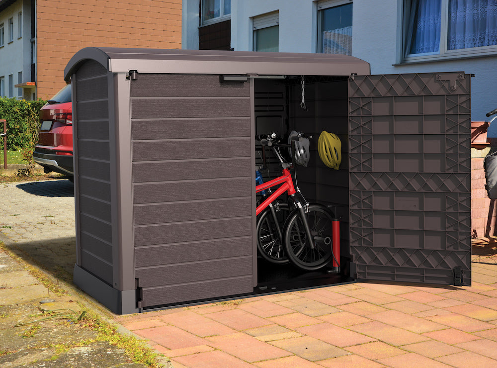 Gardens storage shed, can store bicycles ensuring weatherproof conditions.